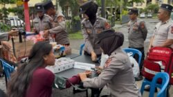 Jelang Buka Puasa, Biddokkes Polda NTB Tebar Takjil untuk Ojol