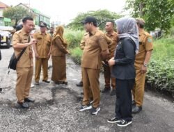 Subandi Sidak Jalan Sukodono, Wajibkan Aspal Hotmix Minimal 4 Cm