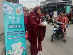 Rumah Tahfidz Al Aqsha Berbagi Takjil di Depok : Jangan Pernah Bosan Untuk Berbuat Baik”