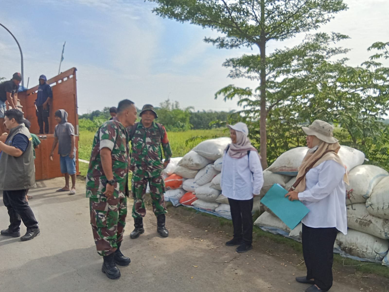 Kodim 0614/Kota Cirebon Bersama Bulog Laksanakan Sergab di Kelurahan Larangan