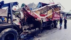 Truk Tronton Muatan Susu Tabrak Tiga Rumah di Pakis Magelang, Sopir Tewas Terjepit Puing