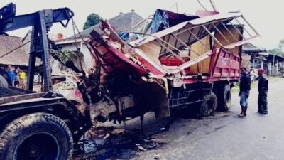 Truk Tronton Muatan Susu Tabrak Tiga Rumah di Pakis Magelang, Sopir Tewas Terjepit Puing