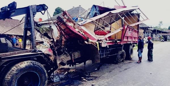Truk Tronton Muatan Susu Tabrak Tiga Rumah di Pakis Magelang, Sopir Tewas Terjepit Puing