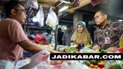 Walikota Jakarta Pusat, Cek Harga Pangan di Pasar Tradisional dan Modern