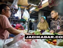 Walikota Jakarta Pusat, Cek Harga Pangan di Pasar Tradisional dan Modern