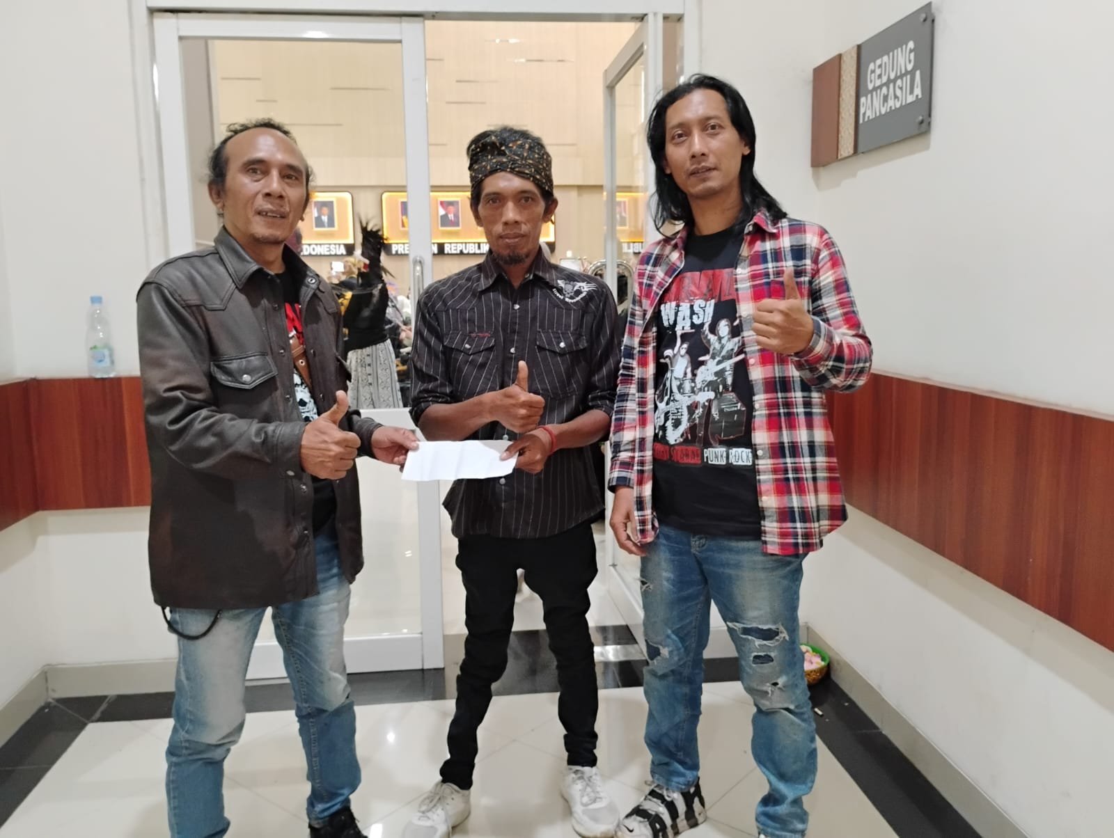 Band Punk Rock BRAIN WASH Salurkan Hasil Penjualan Merchandise untuk Penyandang Disabilitas