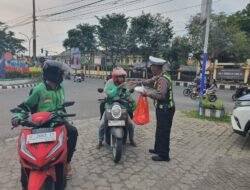 Berbagi di Bulan Ramadan, Satlantas Bangkalan dan Ojol Perkuat Sinergi Ciptakan Kamselticarlantas