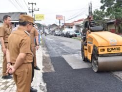 Jalan Diperbaiki  Winduhaji dan Lebakwangi Dihotmix