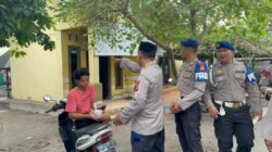 Ditpolairud Polda NTB Bagikan Takjil kepada Nelayan di Pantai Gading Mataram