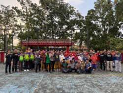 Cegah Balap Liar, Bhabinkamtibmas Polres Bangkalan Ajak Pemuda Giat Baksos dan Bagi Takjil