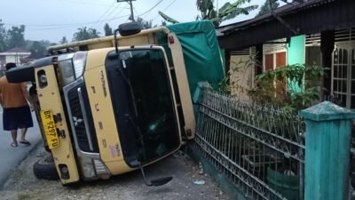 Diduga Sopir Mengantuk, Truk Mitsubishi Terguling di Desa Jake