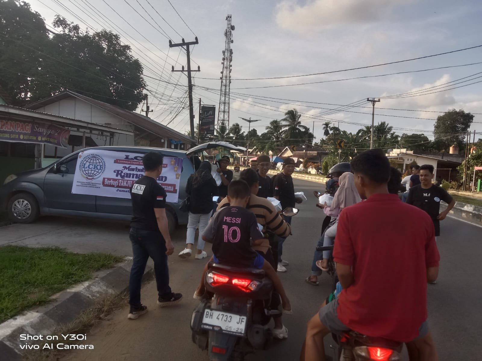 LCKI Tanjab Timur Berbagi Takjil di Talang Babat, Pererat Kebersamaan di Bulan Ramadhan
