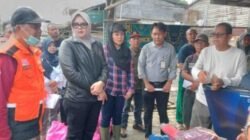 Bupati Dillah Hikmah Sari Tinjau Lokasi Kebakaran Pasar Blok D Pandan Jaya, Serahkan Bantuan untuk Korban
