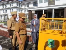 Pegadaian Serahkan 12 Gerobak Sampah kepada Pemkab Kuningan