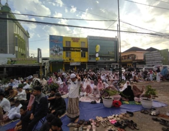 Ratusan Umat Islam Palembang Gelar Salat IdulFitri Berjamaah