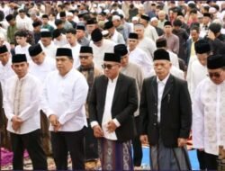Wako Alfin & Wawako Azhar Hamzah Sholat Idul Fitri Bersama Masyarakat di Lapangan Merdeka