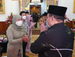 Hangatnya Open House Lebaran di Grahadi, Khofifah Perkuat Silaturahmi dengan Warga dan Tokoh Jawa Timur