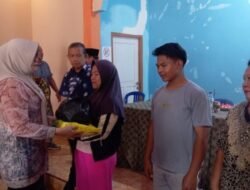Hj Dillah Hikmah Sari Tinjau Banjir di Desa Suka Maju, Salurkan Bantuan untuk Warga Terdampak