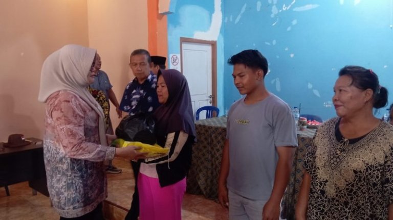Hj Dillah Hikmah Sari Tinjau Banjir di Desa Suka Maju, Salurkan Bantuan untuk Warga Terdampak
