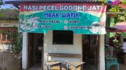 Di Tengah Harga Plastik Mahal, Nasi Pecel Daun Jati di Nganjuk Jadi Solusi Tradisional Ramah Lingkungan