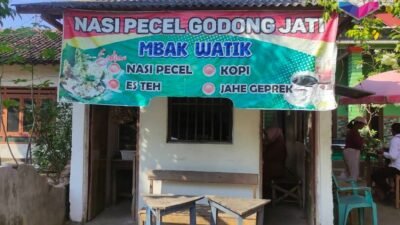 Di Tengah Harga Plastik Mahal, Nasi Pecel Daun Jati di Nganjuk Jadi Solusi Tradisional Ramah Lingkungan