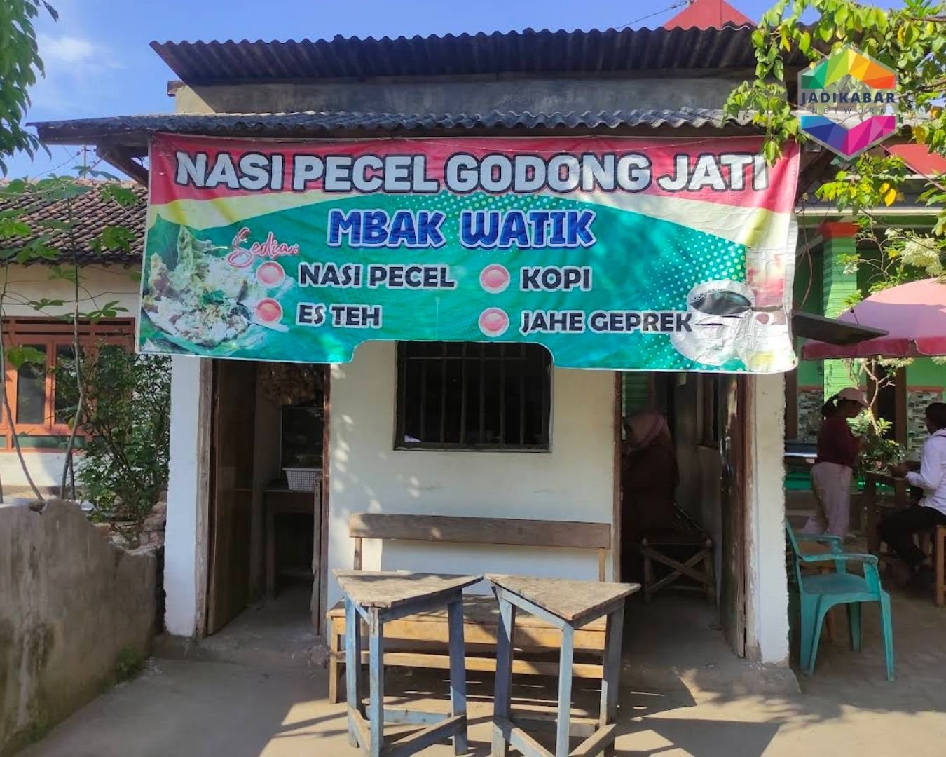 Di Tengah Harga Plastik Mahal, Nasi Pecel Daun Jati di Nganjuk Jadi Solusi Tradisional Ramah Lingkungan