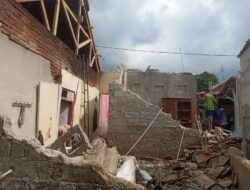 Bupati Cirebon  Tindak Lanjuti Rumah Warga Desa Cikalahang  Diterjang Puting Beliung