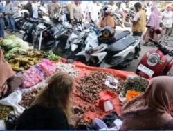 Pastikan Pasar Tertib, Wawako Azhar Hamzah Tinjau Langsung Pasar Tanjung Bajure