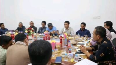Wawako, Azhar Hamzah Pimpin Rapat Evaluasi Penertiban Pedagang Pasar Tanjung Bajure.