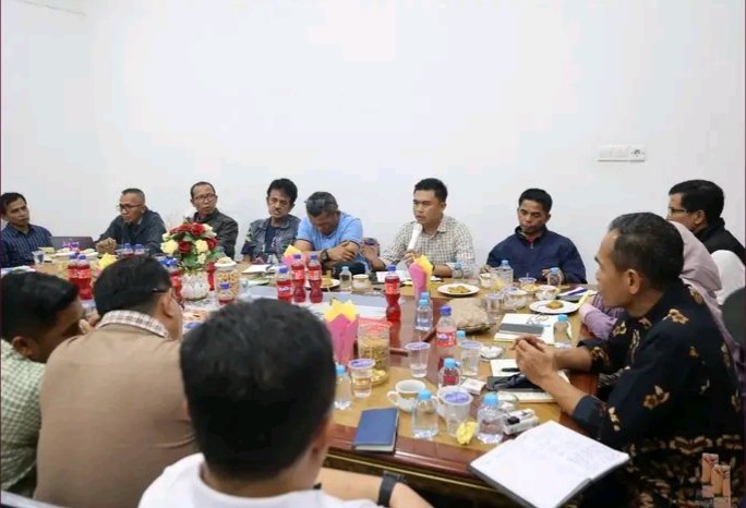 Wawako, Azhar Hamzah Pimpin Rapat Evaluasi Penertiban Pedagang Pasar Tanjung Bajure.
