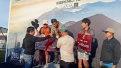 Bupati Kerinci memberikan mendali Arief Wismoyono Juara 1 Kerinci 100, Taklukkan Puncak Gunung Kerinci