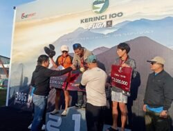 Bupati Kerinci memberikan mendali Arief Wismoyono Juara 1 Kerinci 100, Taklukkan Puncak Gunung Kerinci