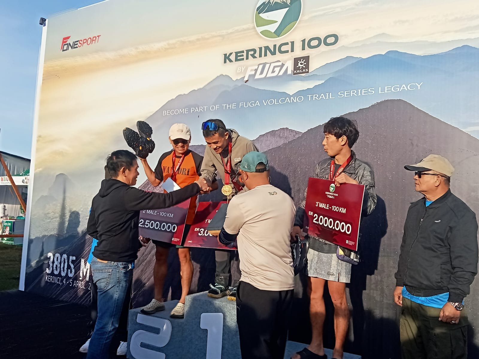 Bupati Kerinci memberikan mendali Arief Wismoyono Juara 1 Kerinci 100, Taklukkan Puncak Gunung Kerinci
