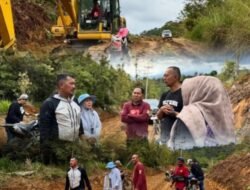 Bupati Monadi Terjun Langsung, Perbaikan Jalan Renah Pemetik Dikebut