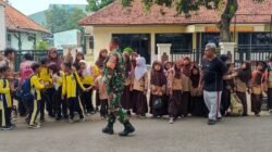 Babinsa Sunyaragi Laksanakan Kerja Bakti Pembersihan Sampah Plastik Bersama Siswa SDN 1 Karangjalak