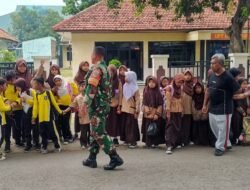 Babinsa Sunyaragi Laksanakan Kerja Bakti Pembersihan Sampah Plastik Bersama Siswa SDN 1 Karangjalak