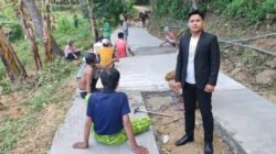 Jalan Rusak 10 Tahun, Warga Sumenep Perbaiki Secara Swadaya, Akses Ditutup