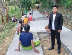 Jalan Rusak 10 Tahun, Warga Sumenep Perbaiki Secara Swadaya, Akses Ditutup