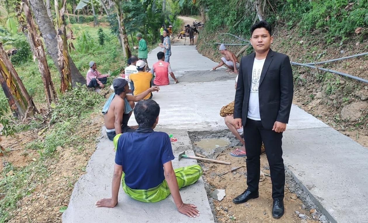 Jalan Rusak 10 Tahun, Warga Sumenep Perbaiki Secara Swadaya, Akses Ditutup