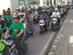 Ratusan Pengemudi Ojol Geruduk Kantor Grab, Tolak Biaya “Program Hemat”