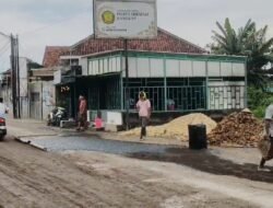 Tak Tunggu Pemerintah, Alumni Ponpes Darul Hikmah Bangkalan Perbaiki Jalan Rusak Pakai Dana Pribadi