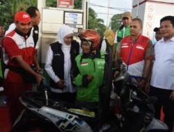 Bupati Sidoarjo Dampingi Gubernur Jatim Bagikan BBM Gratis dan Tinjau Pasar Murah