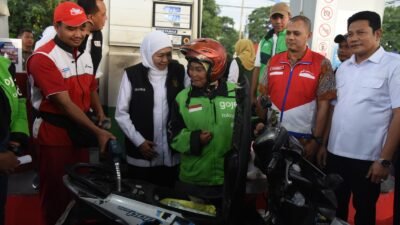 Bupati Sidoarjo Dampingi Gubernur Jatim Bagikan BBM Gratis dan Tinjau Pasar Murah