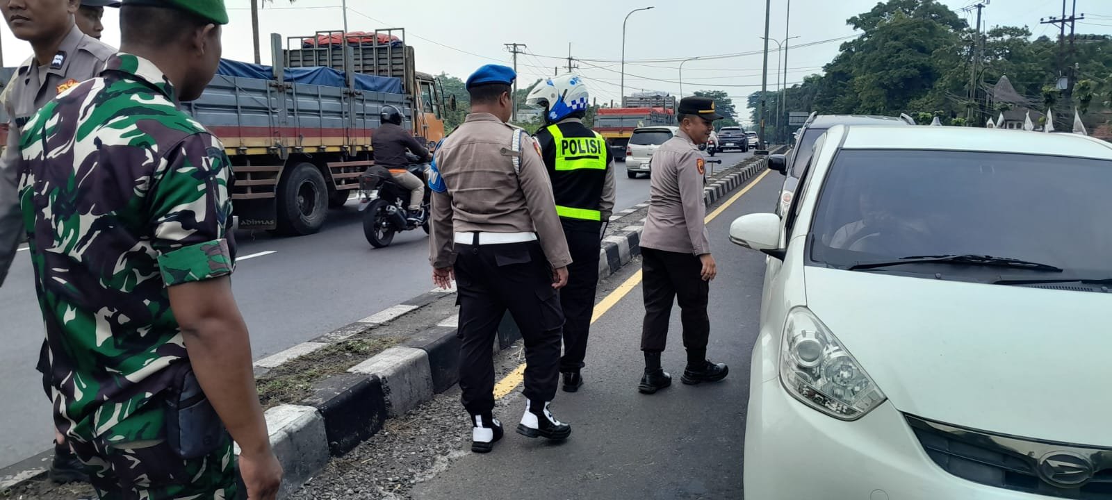 Antisipasi Kerusuhan Suporter, Polres Pasuruan Siagakan Personel di Exit Tol Purwodadi