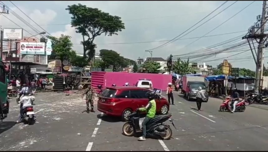 Kecelakaan Beruntun di Turunan Silayur Semarang, Truk Kontainer Diduga Rem Blong Tabrak Dua Kendaraan