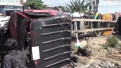 Kondisi truk kontainer terguling usai kecelakaan di Jalan Prof. Hamka Semarang