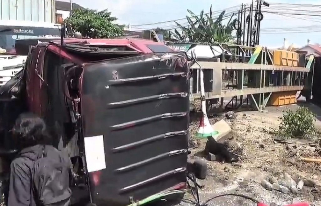 Kondisi truk kontainer terguling usai kecelakaan di Jalan Prof. Hamka Semarang