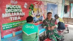 Babinsa Pekiringan Jalin Silaturahmi dengan Pengemudi Ojol, Bahas Kamtibmas Wilayah