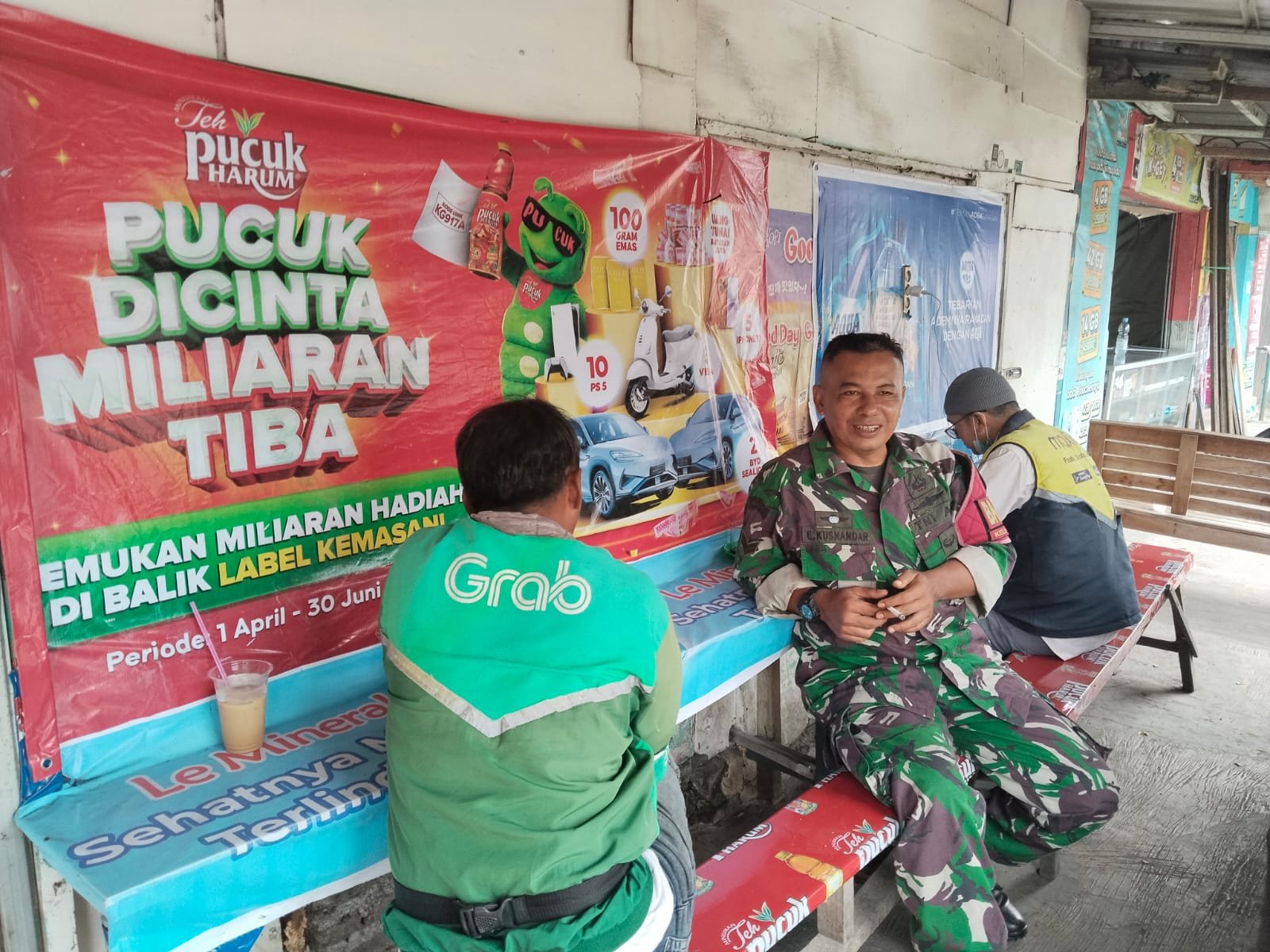 Babinsa Pekiringan Jalin Silaturahmi dengan Pengemudi Ojol, Bahas Kamtibmas Wilayah