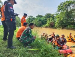 Babinsa Kesepuhan Terjun Langsung Bantu Pencarian Anak Hanyut di Sungai Kriyan